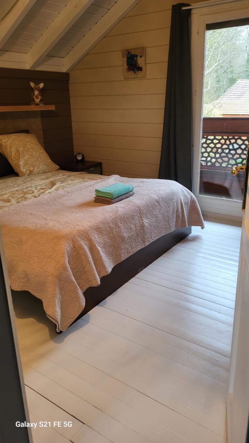 Dans un parc privatif arboré Chalet in Île-de-France