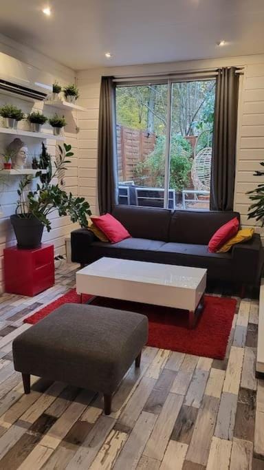 Dans un parc privatif arboré Chalet in Île-de-France