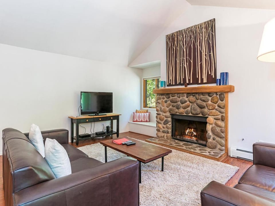 252 McCloud Upper level unit House in Incline Village