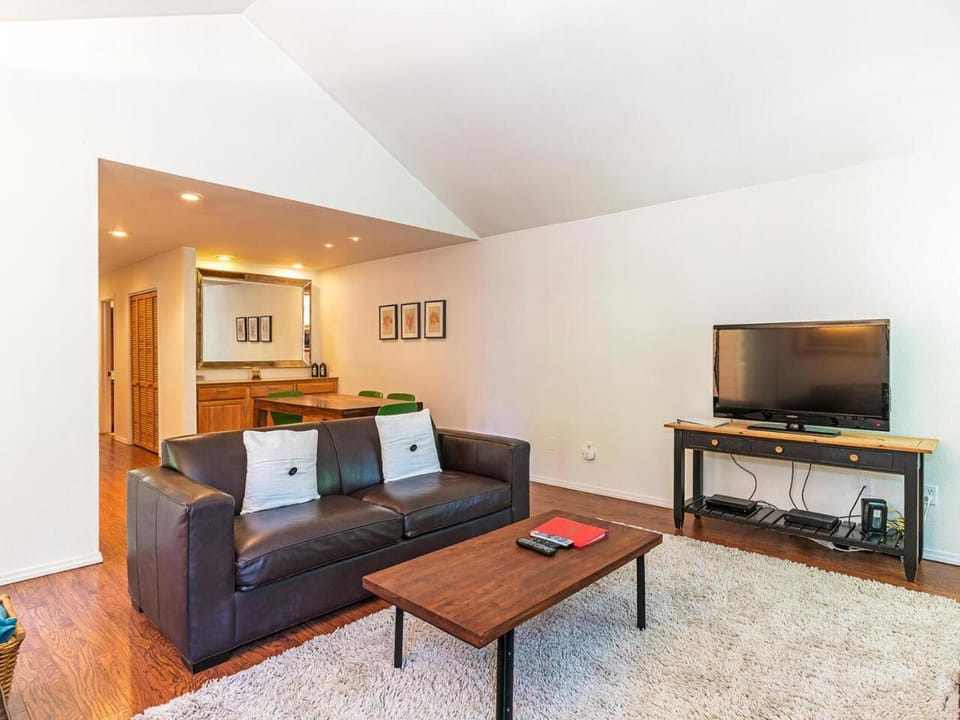 252 McCloud Upper level unit House in Incline Village