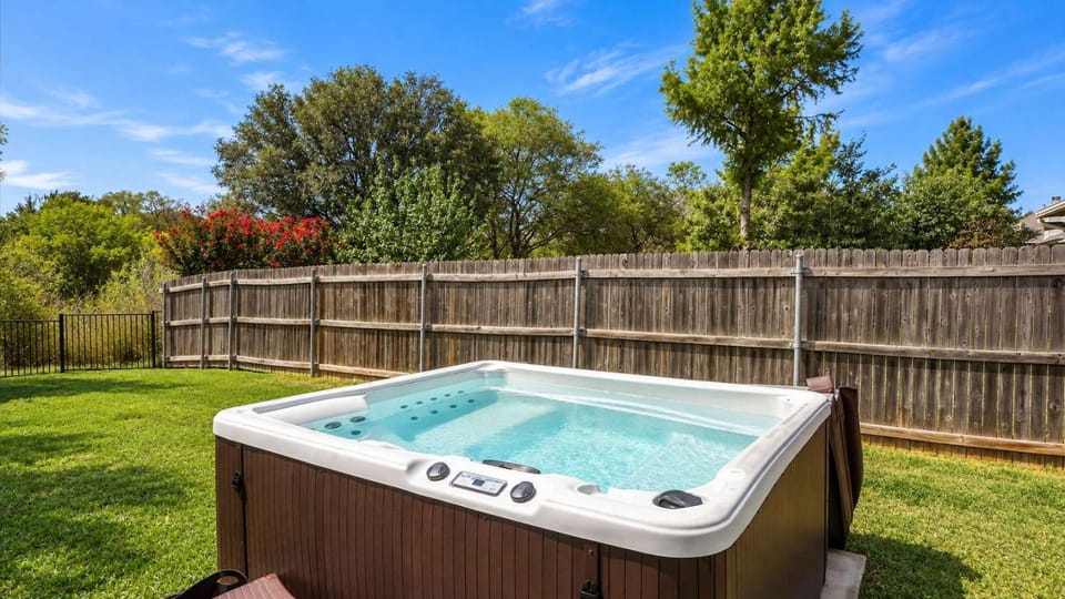 Elite 4BR 2BA Holiday Home with Hot Tub, Pool, and BBQ House in Fort Worth