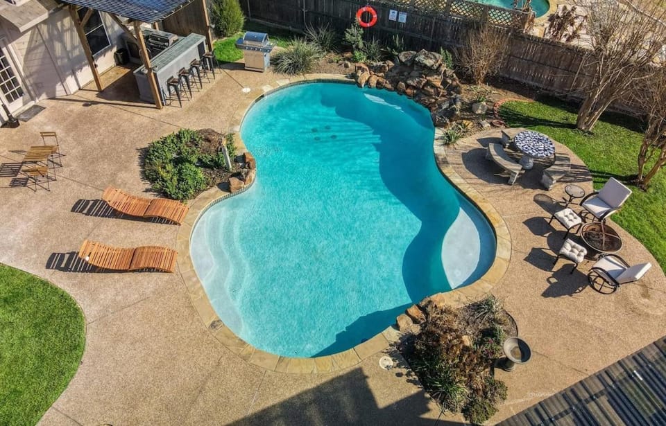 Elite 4BR 2BA Holiday Home with Hot Tub, Pool, and BBQ House in Fort Worth