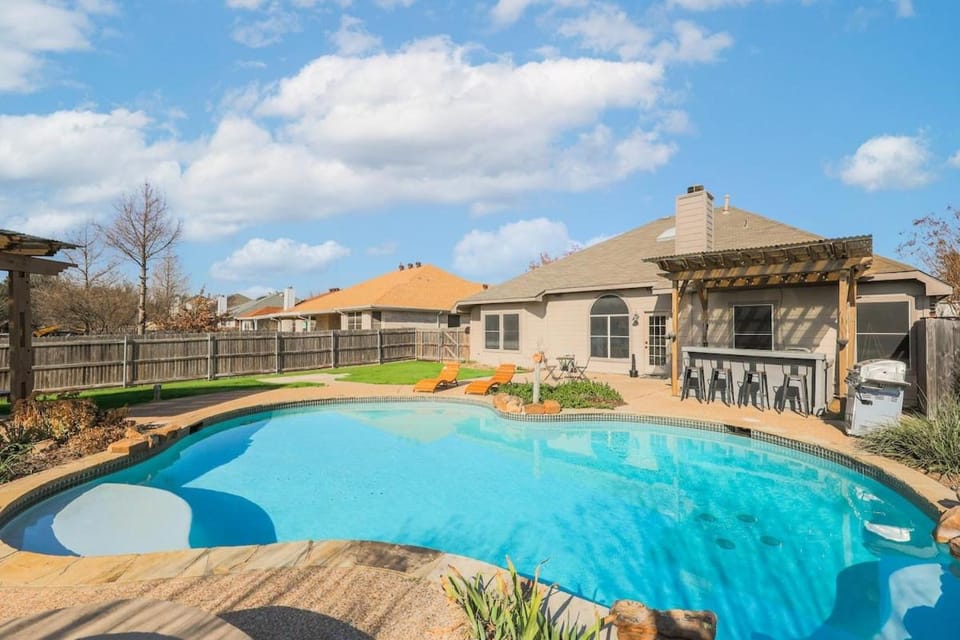 Elite 4BR 2BA Holiday Home with Hot Tub, Pool, and BBQ House in Fort Worth