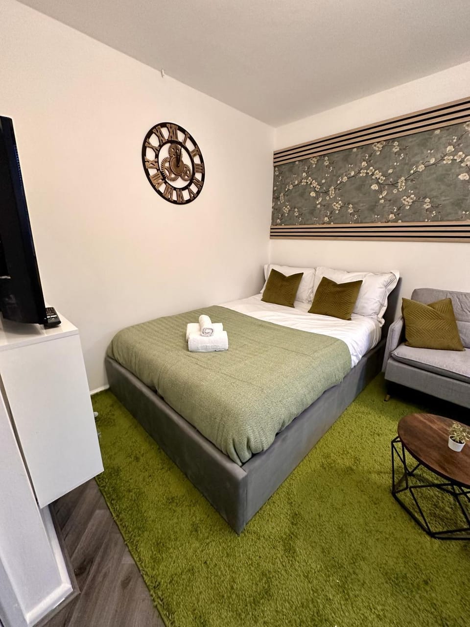 Private Room in a Newly renovated House with its own Kitchenette and Lounge in Birmingham - Quinton R2 Bed and Breakfast in Birmingham
