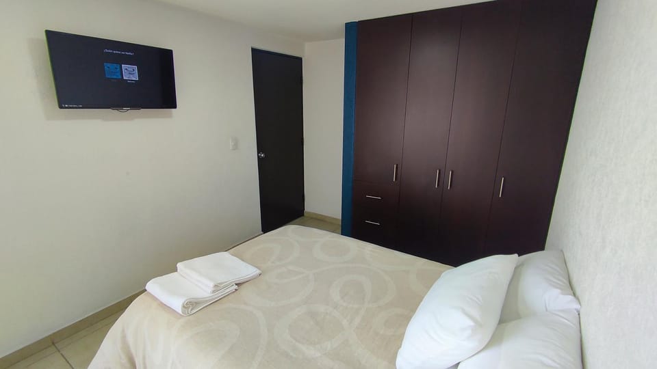 Bed, Bedroom, towels