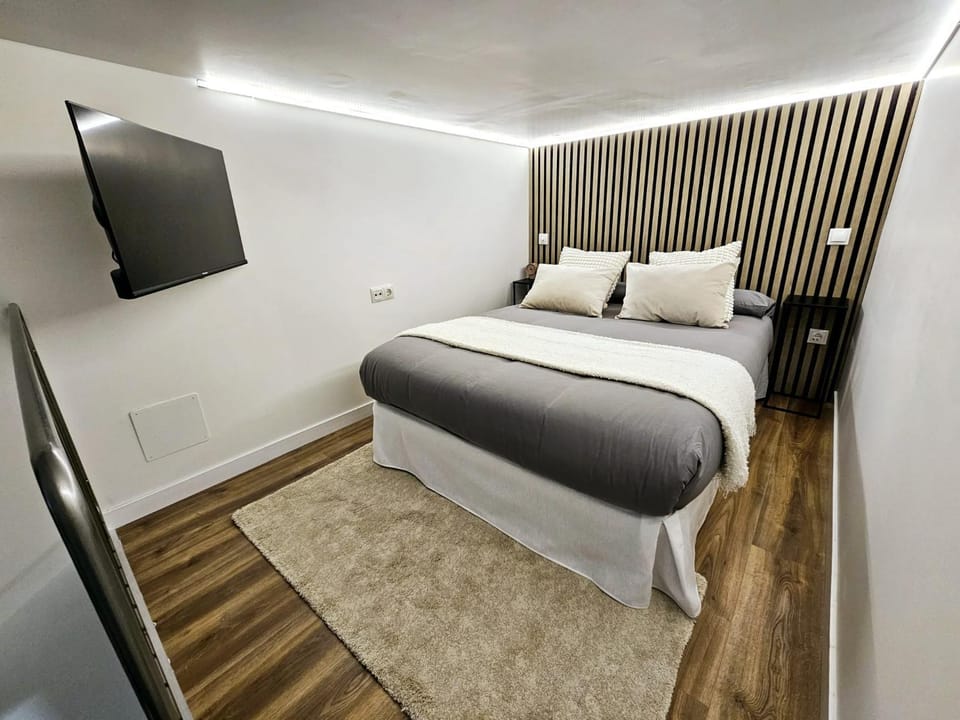 Bed, TV and multimedia, Bedroom