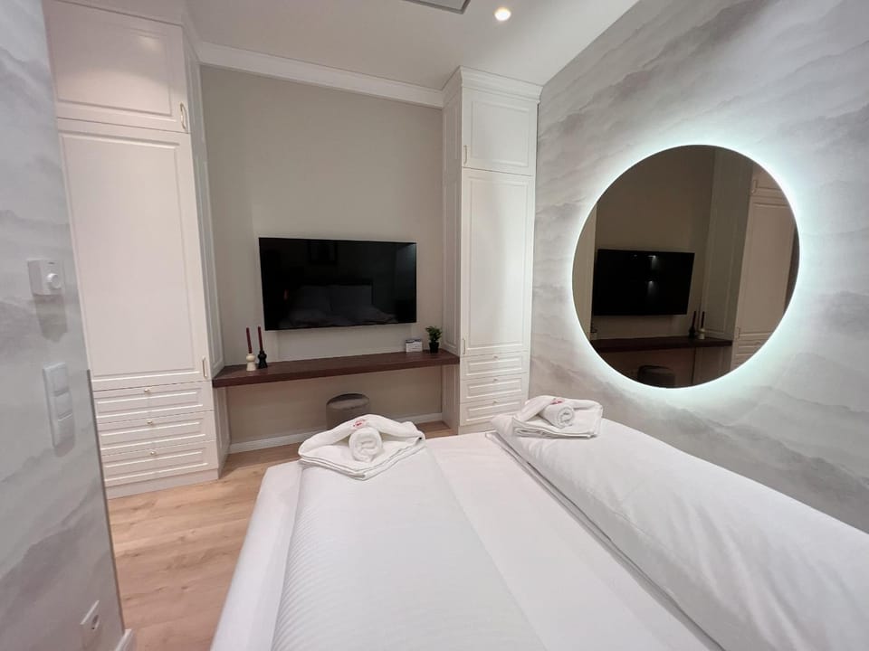 Bed, TV and multimedia, Photo of the whole room, Bedroom