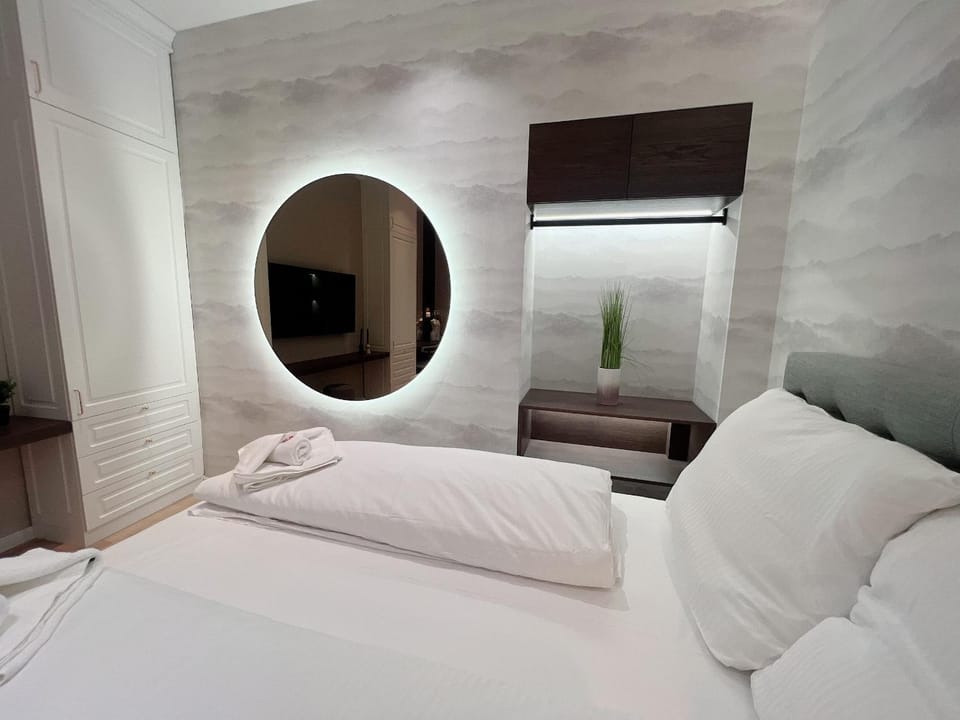 Bed, TV and multimedia, Photo of the whole room, Bedroom
