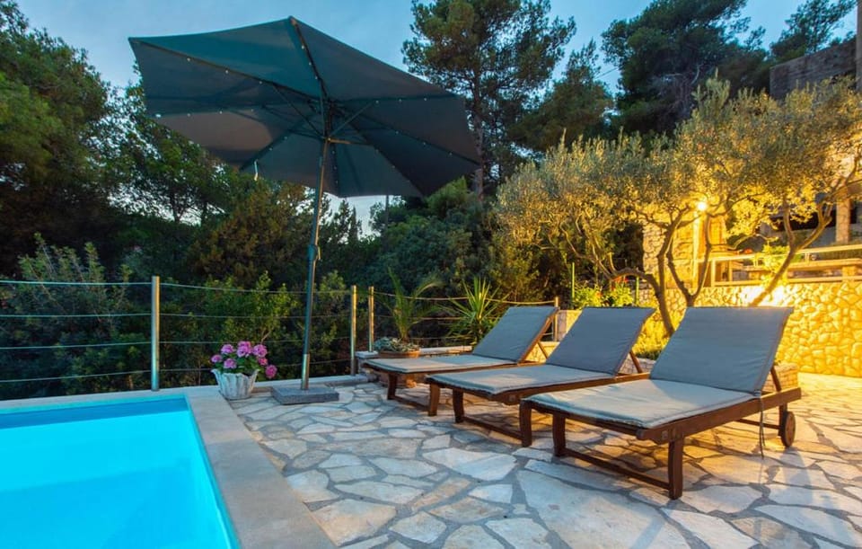 Patio, Swimming pool, sunbed