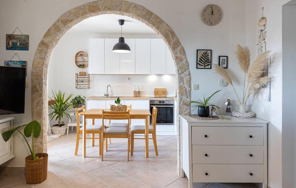 Kitchen or kitchenette, Seating area, Dining area