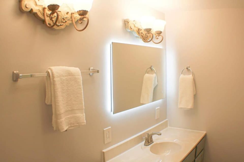 Newly Renovated 2-Bed near Downtown-North Shore House in Pittsburgh