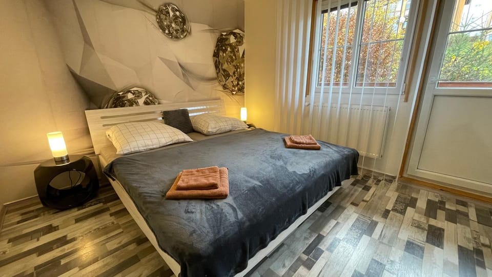 Bed, Photo of the whole room, Bedroom, towels