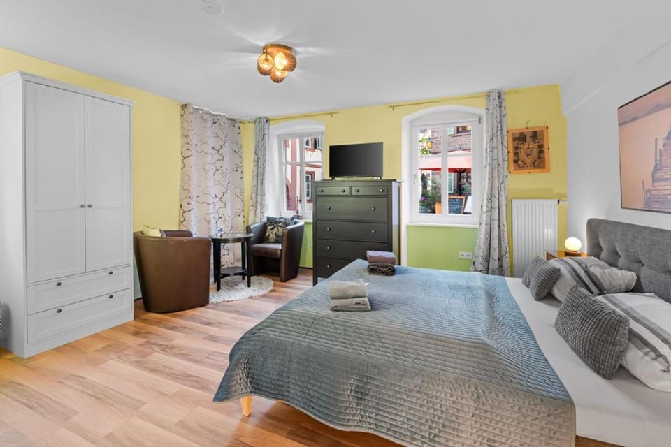 TV and multimedia, Seating area, Bedroom, wardrobe
