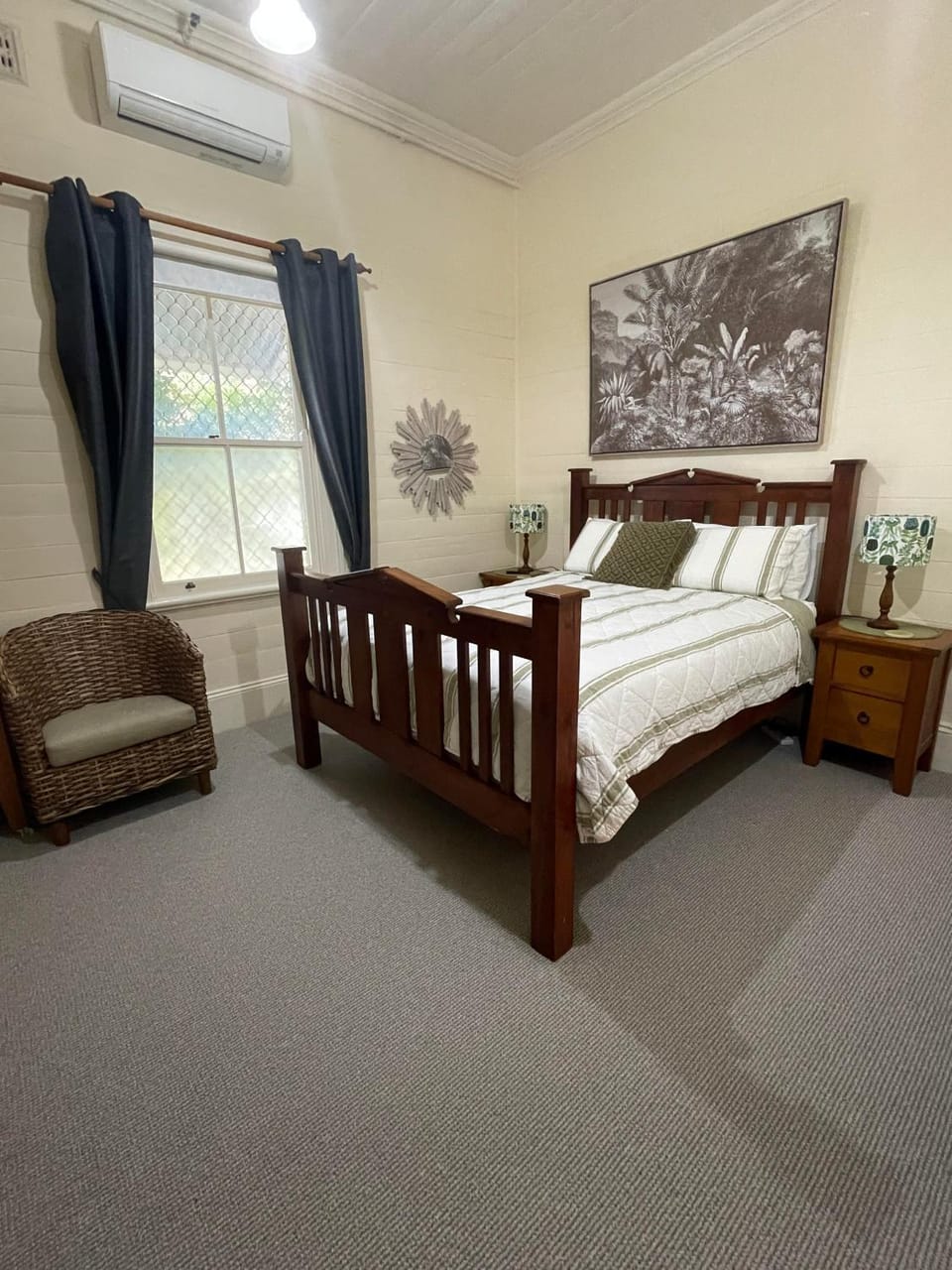 Photo of the whole room, Bedroom
