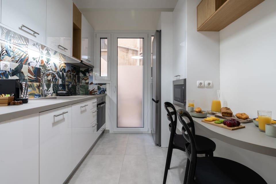Kitchen or kitchenette, Food and drinks, Dining area, Food, minibar, oven, stove