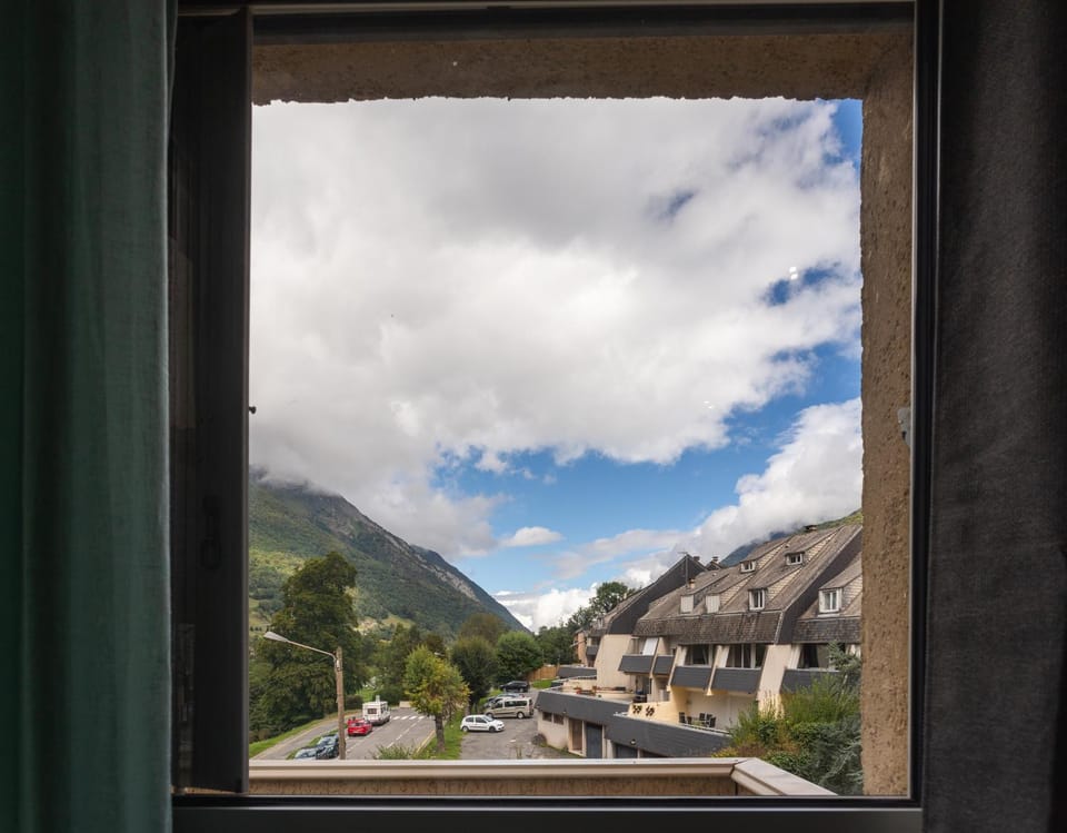 Neighbourhood, Natural landscape, Mountain view, Parking