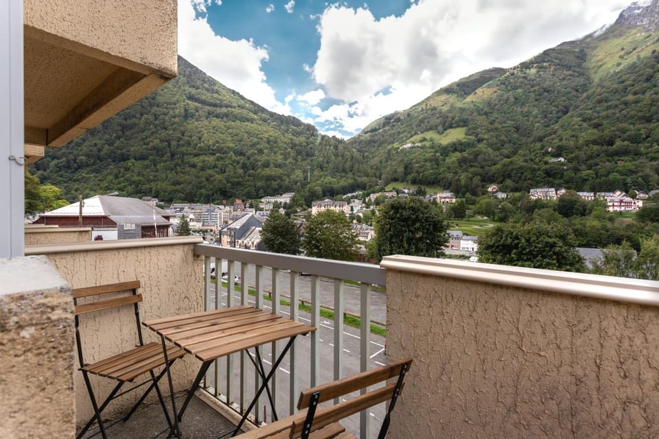 Nearby landmark, Natural landscape, View (from property/room), Balcony/Terrace, Mountain view