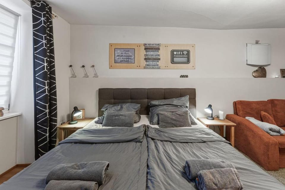 Bed, towels