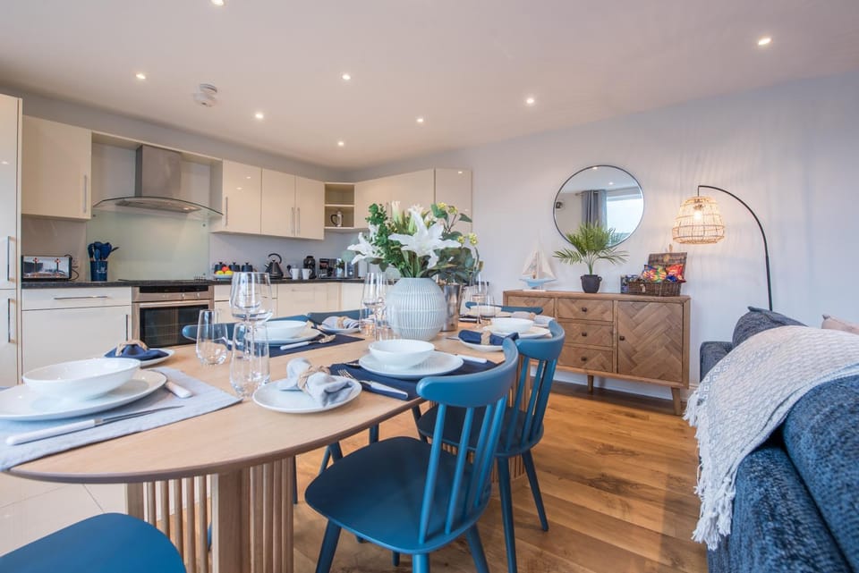 Kitchen or kitchenette, Seating area, Dining area, minibar, pet friendly, stove