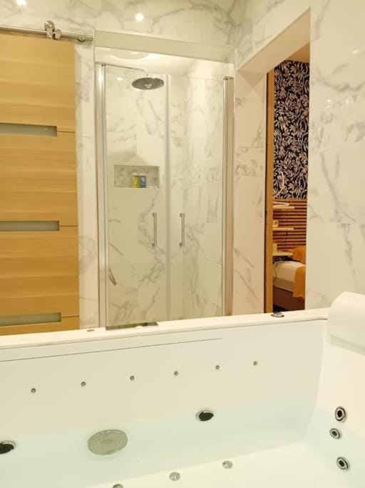 Maison avec Jacuzzi - Louvres proche Roissy CDG - Paris Apartment in Île-de-France