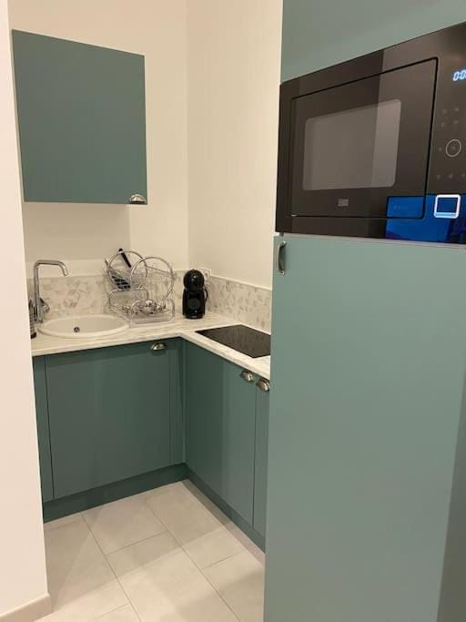Kitchen or kitchenette, minibar, stove