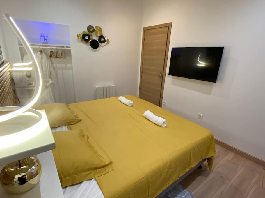Bed, TV and multimedia, Photo of the whole room, Bedroom