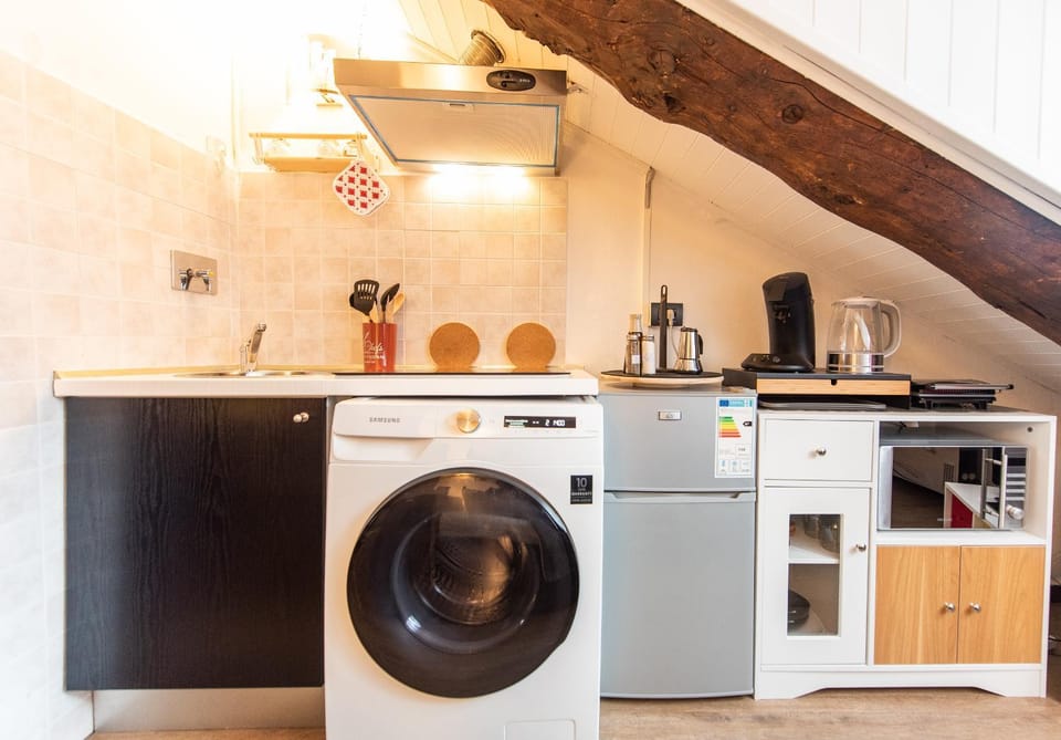 Coffee/tea facilities, Kitchen or kitchenette, microwave, stove, toaster, washing machine, dryer, kitchen