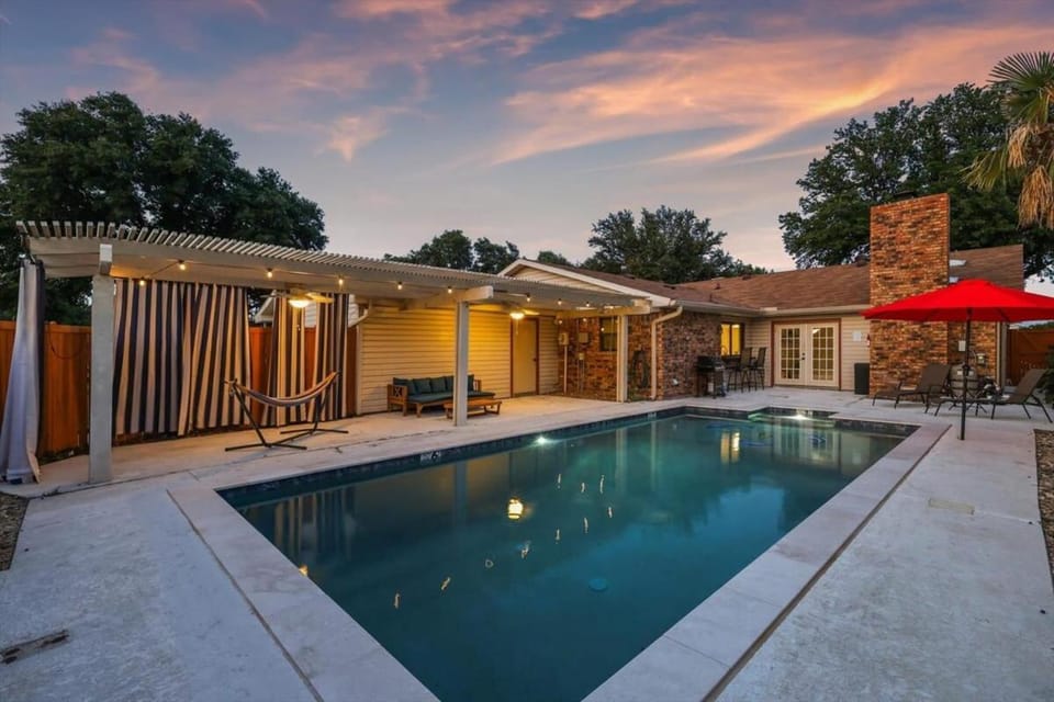 Patio, Day, Pool view, Swimming pool, sunbed