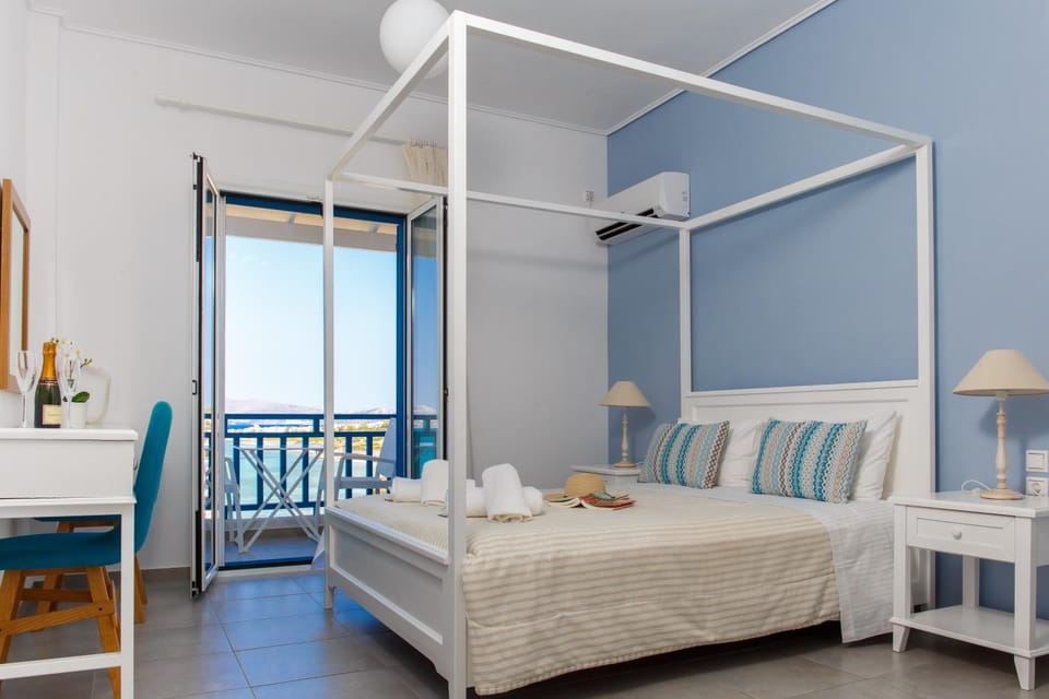 Photo of the whole room, Bedroom, Sea view
