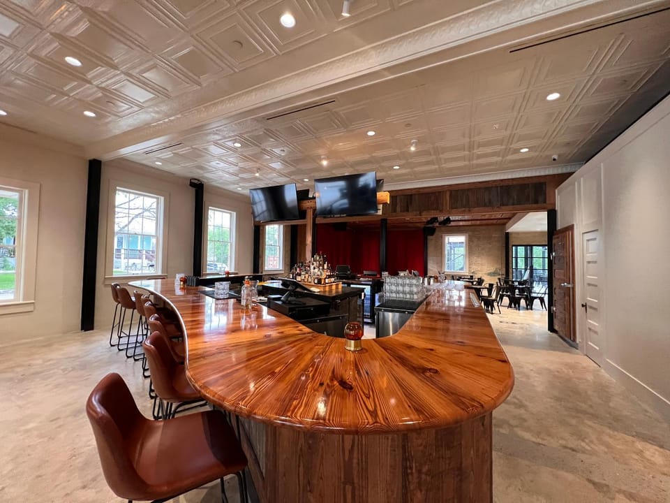 Restaurant/places to eat, Lounge or bar