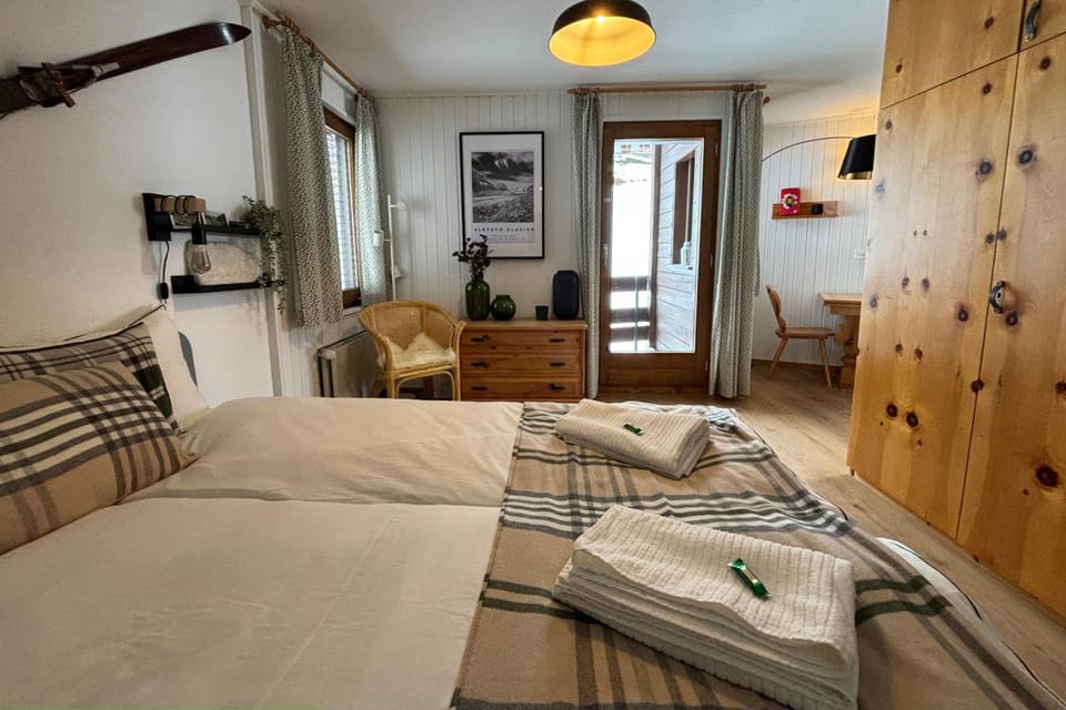 Photo of the whole room, Bedroom