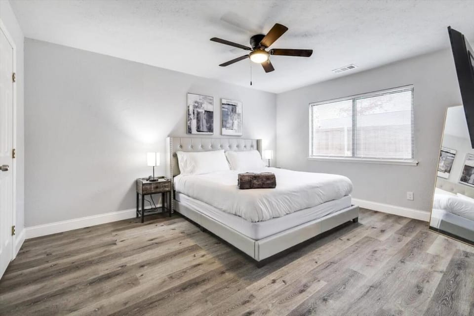 Bed, TV and multimedia, Photo of the whole room, Bedroom, towels