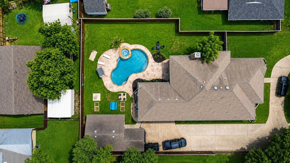 Impressive 5BR 3,5BA Holiday Home with Pool, Game Room & Cinema Room House in Irving