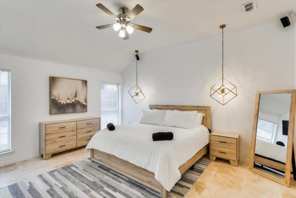 Impressive 5BR 3,5BA Holiday Home with Pool, Game Room & Cinema Room House in Irving