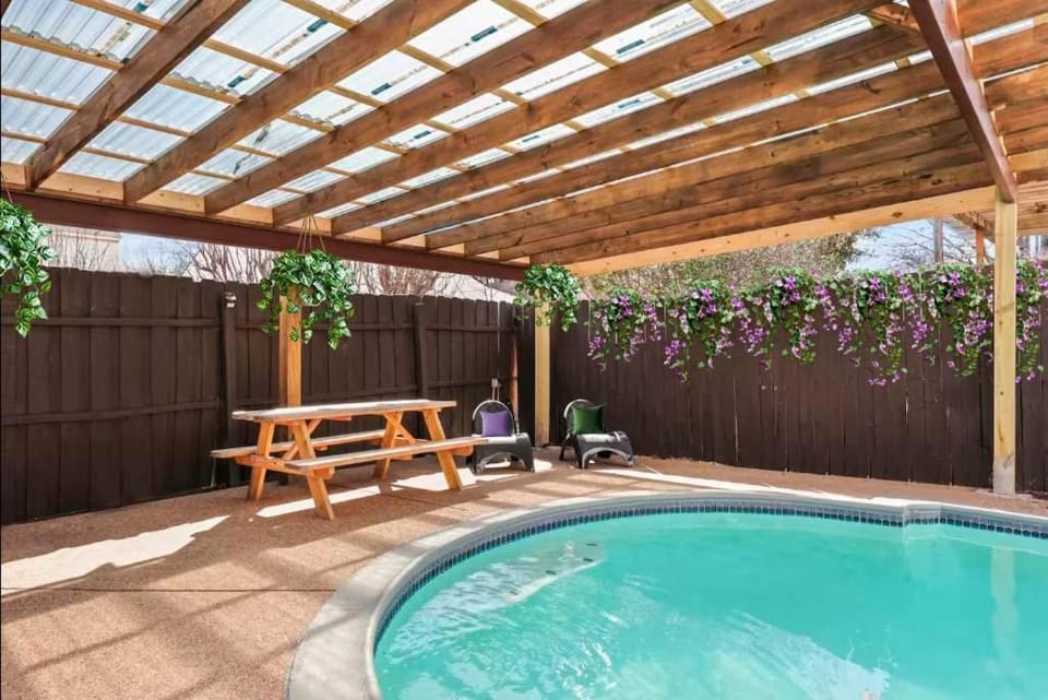 Spacious 5BR 2,5BA Holiday Home with Poo House in Grand Prairie