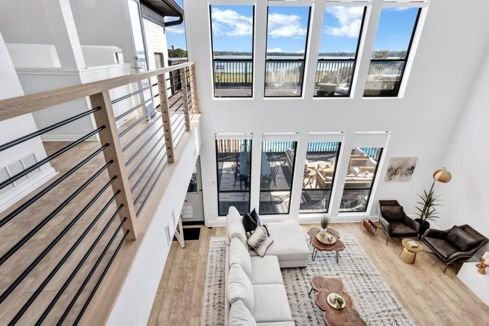 Lakefront Luxe 6BR 4,5BA Holiday Home with Pool & Hot Tub Villa in Rowlett