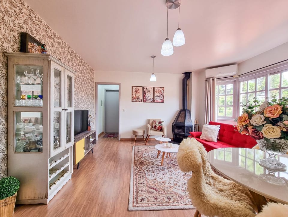 TV and multimedia, Kitchen or kitchenette, Living room, Seating area, Dining area