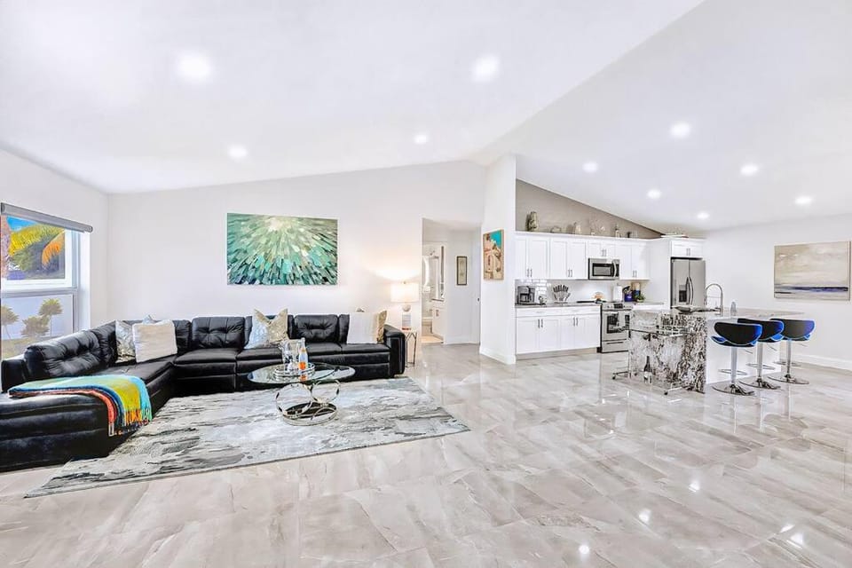 Glamorous Newly Built Pool Home, Tiki Hut, Huge Patio, Air Hockey in Delray Beach Near The Ave! House in Delray Beach