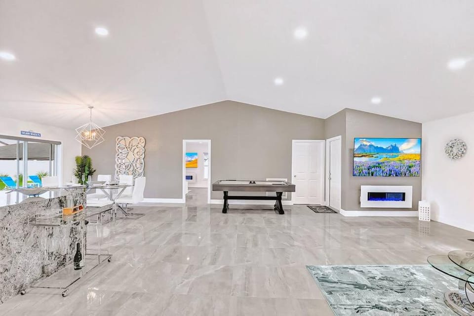 Glamorous Newly Built Pool Home, Tiki Hut, Huge Patio, Air Hockey in Delray Beach Near The Ave! House in Delray Beach