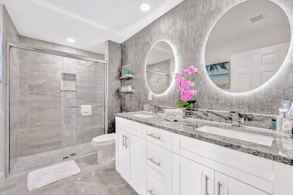 Glamorous Newly Built Pool Home, Tiki Hut, Huge Patio, Air Hockey in Delray Beach Near The Ave! House in Delray Beach