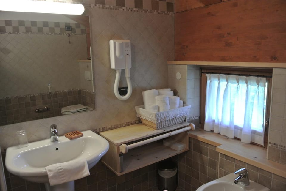 Toilet, Bathroom, towels