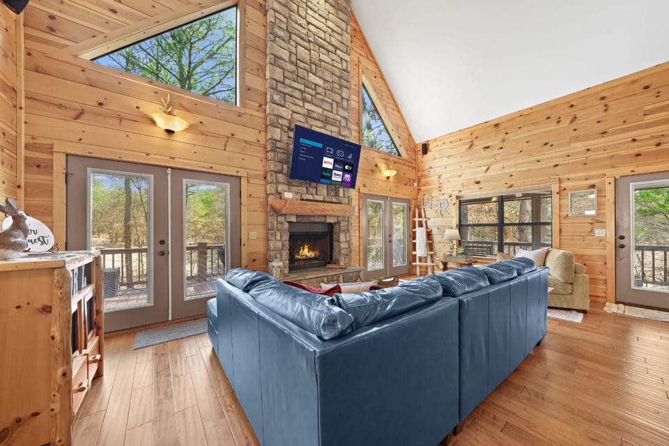 New Creekside Cabin w Spa + Views Sleeps 12 Cabin in Broken Bow