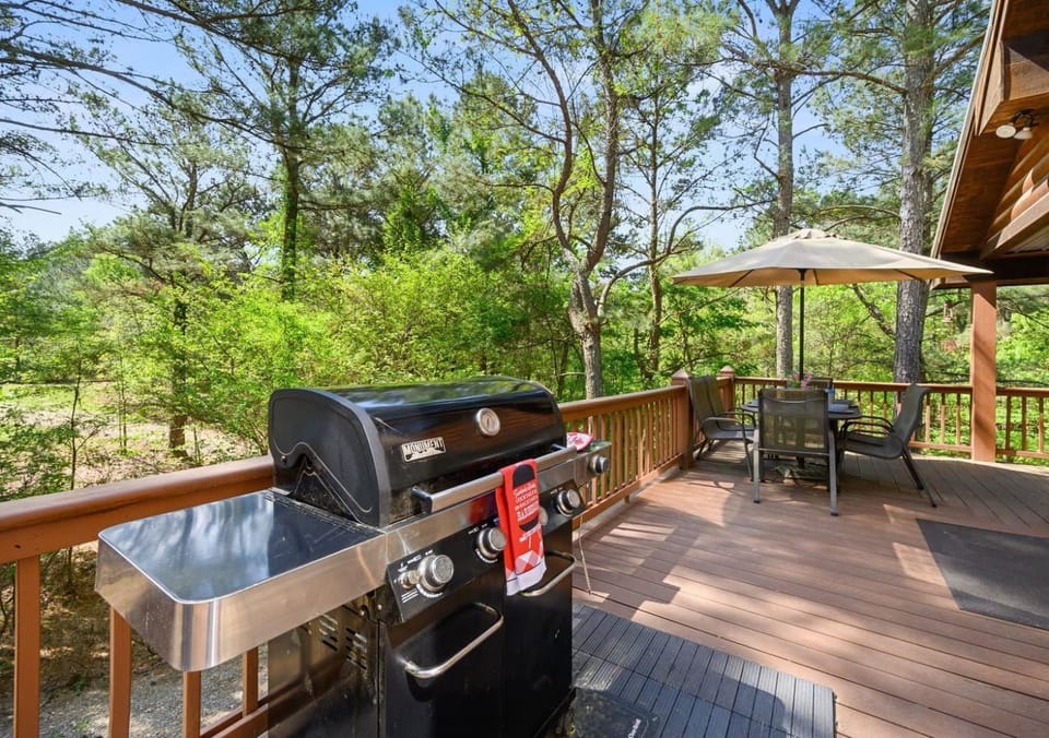 New Creekside Cabin w Spa + Views Sleeps 12 Cabin in Broken Bow