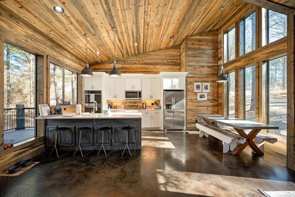 New Modern Farmhouse w Jacuzzi BBQ Arcade House in Oklahoma