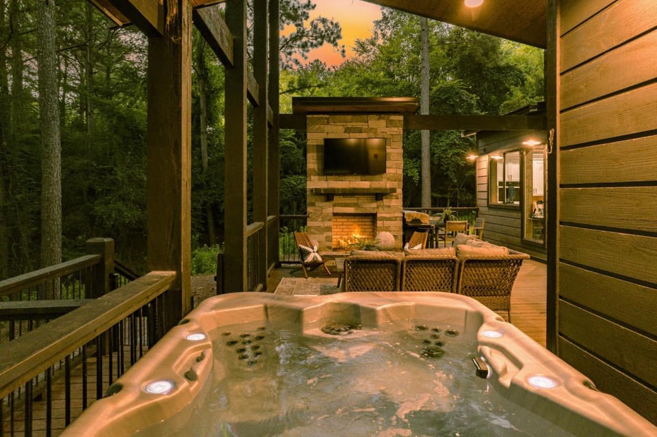 New Modern Farmhouse w Jacuzzi BBQ Arcade House in Oklahoma