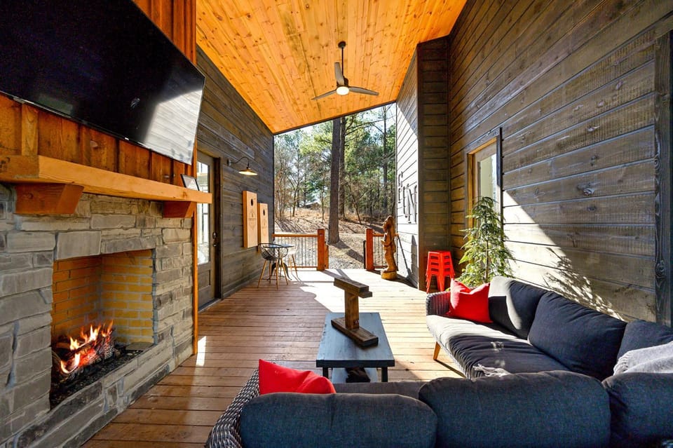 New HGTV Cabin: Hot Tub BBQ Firepit Sleeps 10 Cabin in Oklahoma