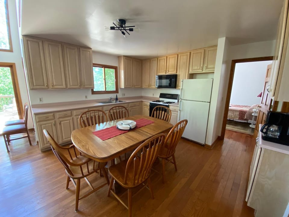 Kitchen or kitchenette, Dining area, minibar, pet friendly, stove