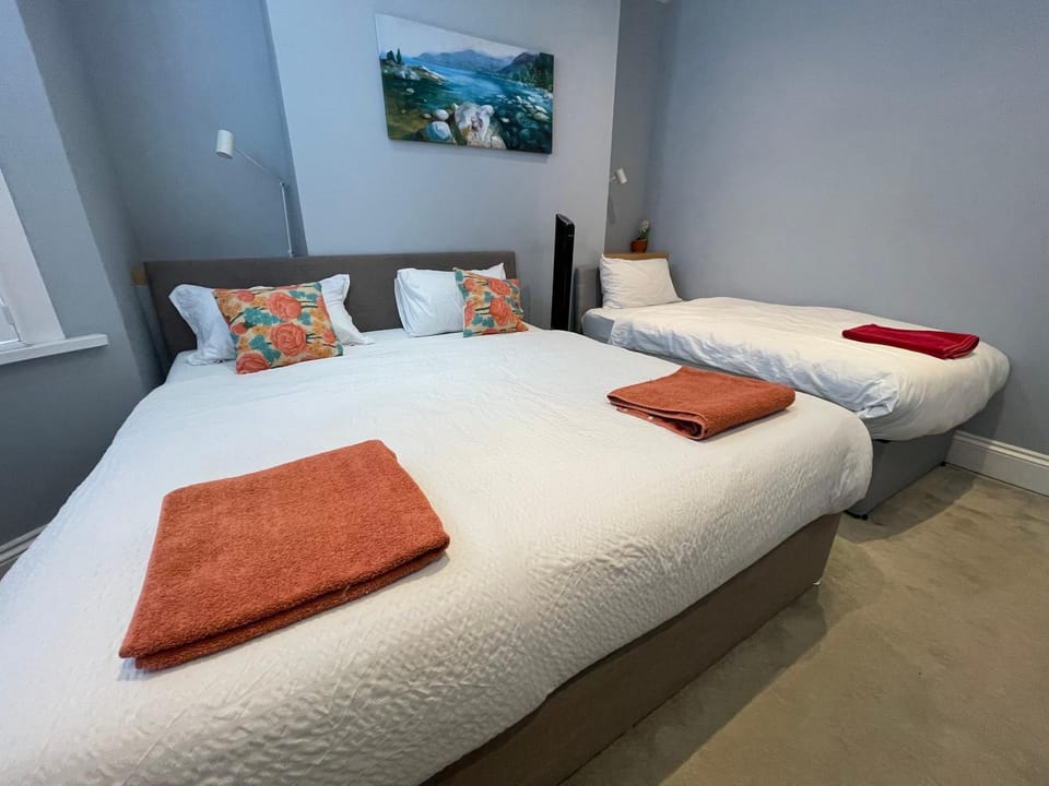 Bed, Bedroom, towels