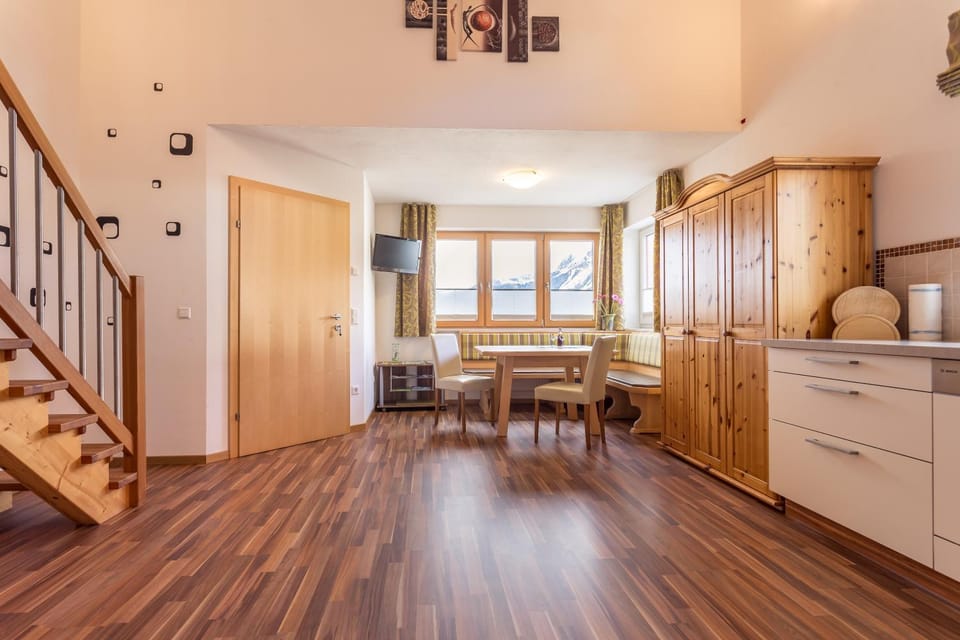TV and multimedia, Kitchen or kitchenette, Living room, Seating area, Dining area
