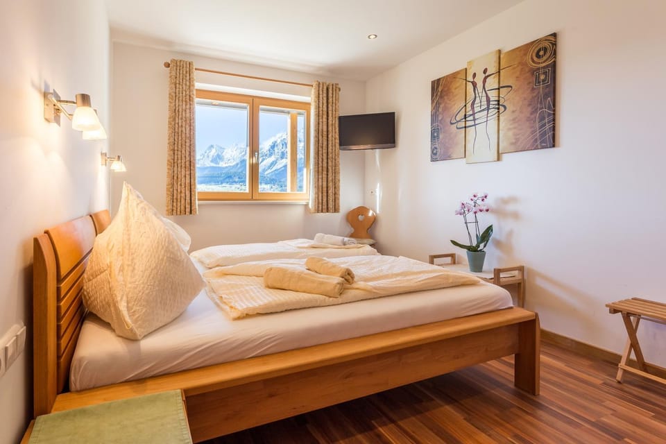 Bed, TV and multimedia, Bedroom, Mountain view